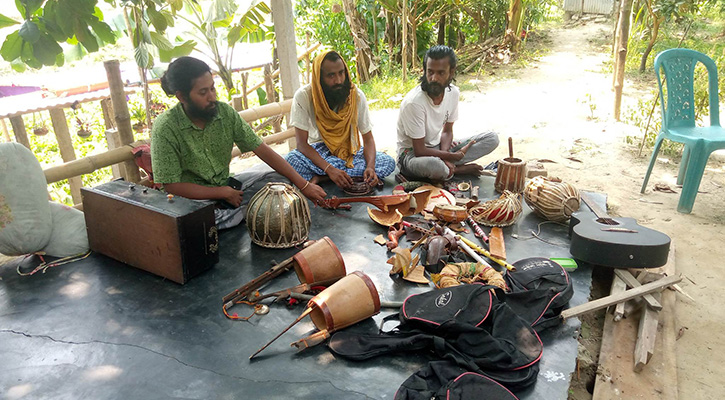 মাতাল জাহাঙ্গীরকে আশ্রমে ঢুকতে না দেওয়ায় বাউলদের বাদ্যযন্ত্র ভাঙচুর